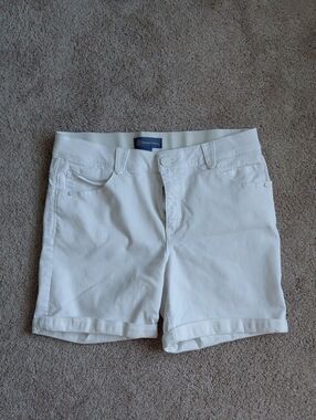 Democracy Women's White Rolled-Hem Shorts